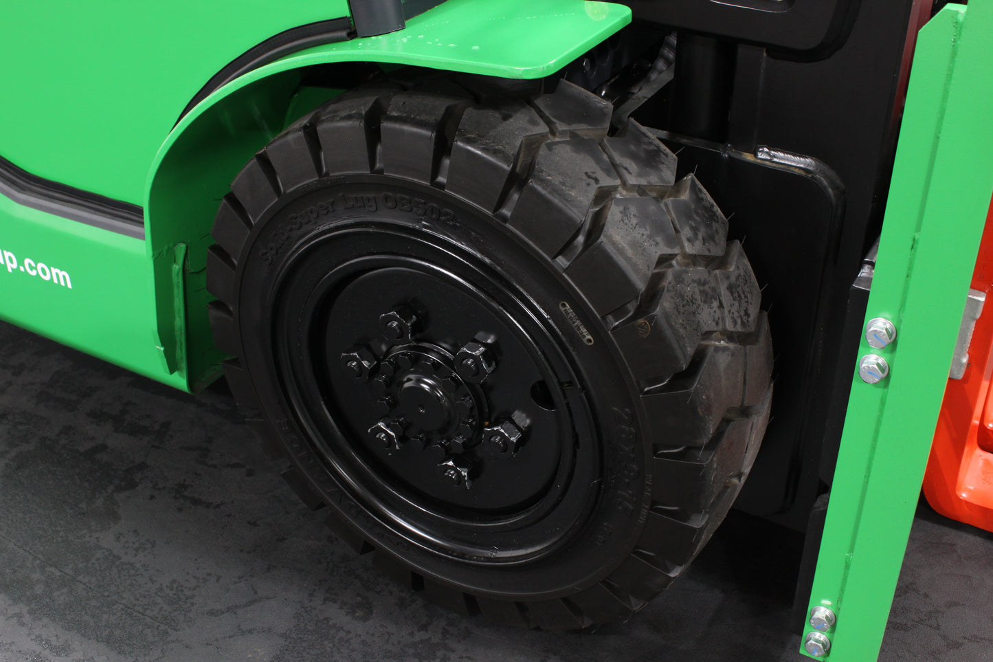 giraffe GBL30 Premium Full Cab 3.0T | 115V/230AH lithium battery |4-Wheel Forklift | Fast Charging, Zero Emissions