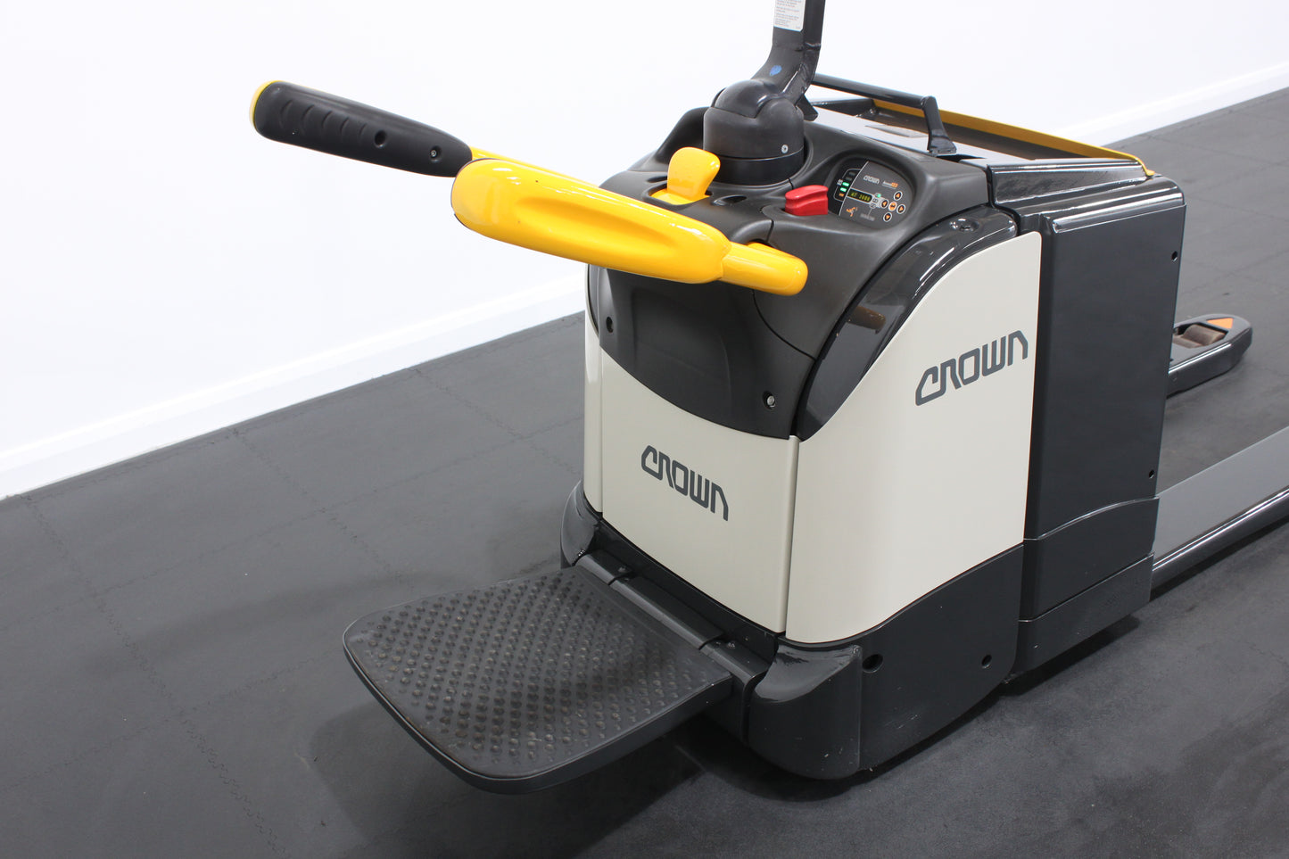 Crown WT3040 – Chariot Stand On Pallet Truck
