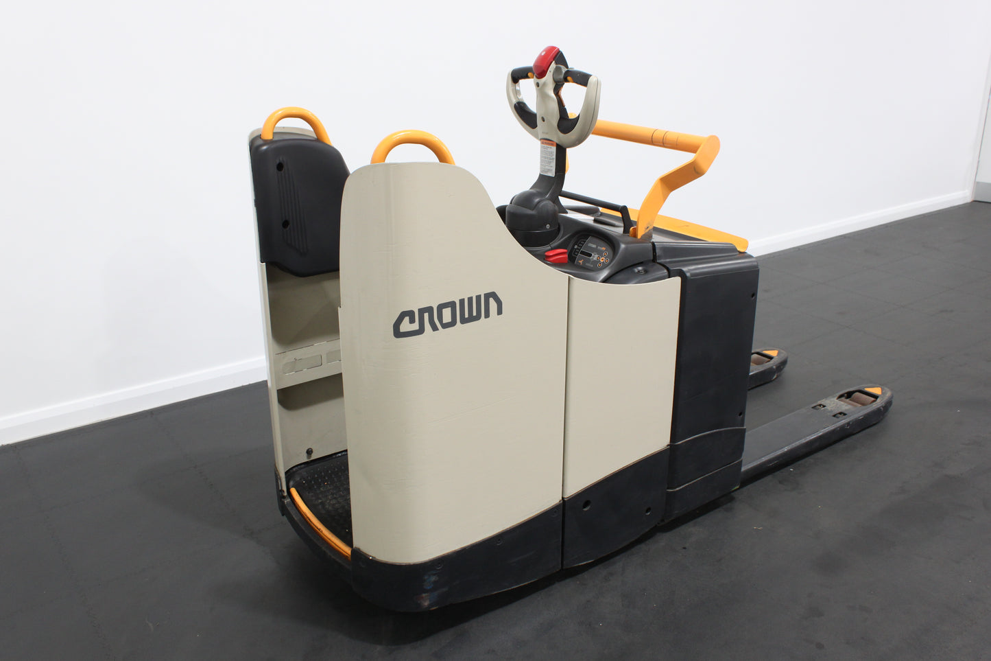 Crown WT3040 – Chariot Stand On Pallet Truck