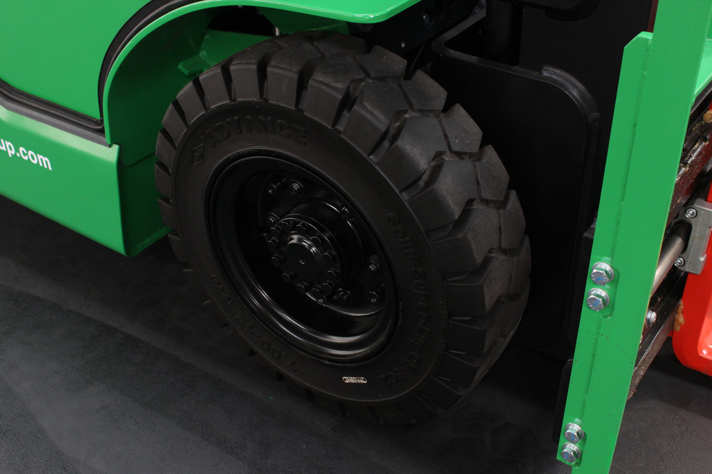 giraffe GBL25 Premium Full Cab 2.5T Lithium Electric 4-Wheel Forklift | 115V/173Ah Lithium Battery, Zero Emissions