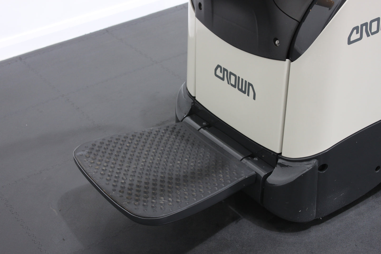 Crown WT3040 – Chariot Stand On Pallet Truck