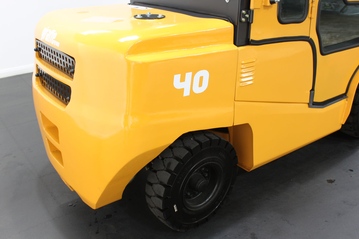 giraffe FD40 | Full Cab Diesel Counterbalance | 4-Wheel Forklift