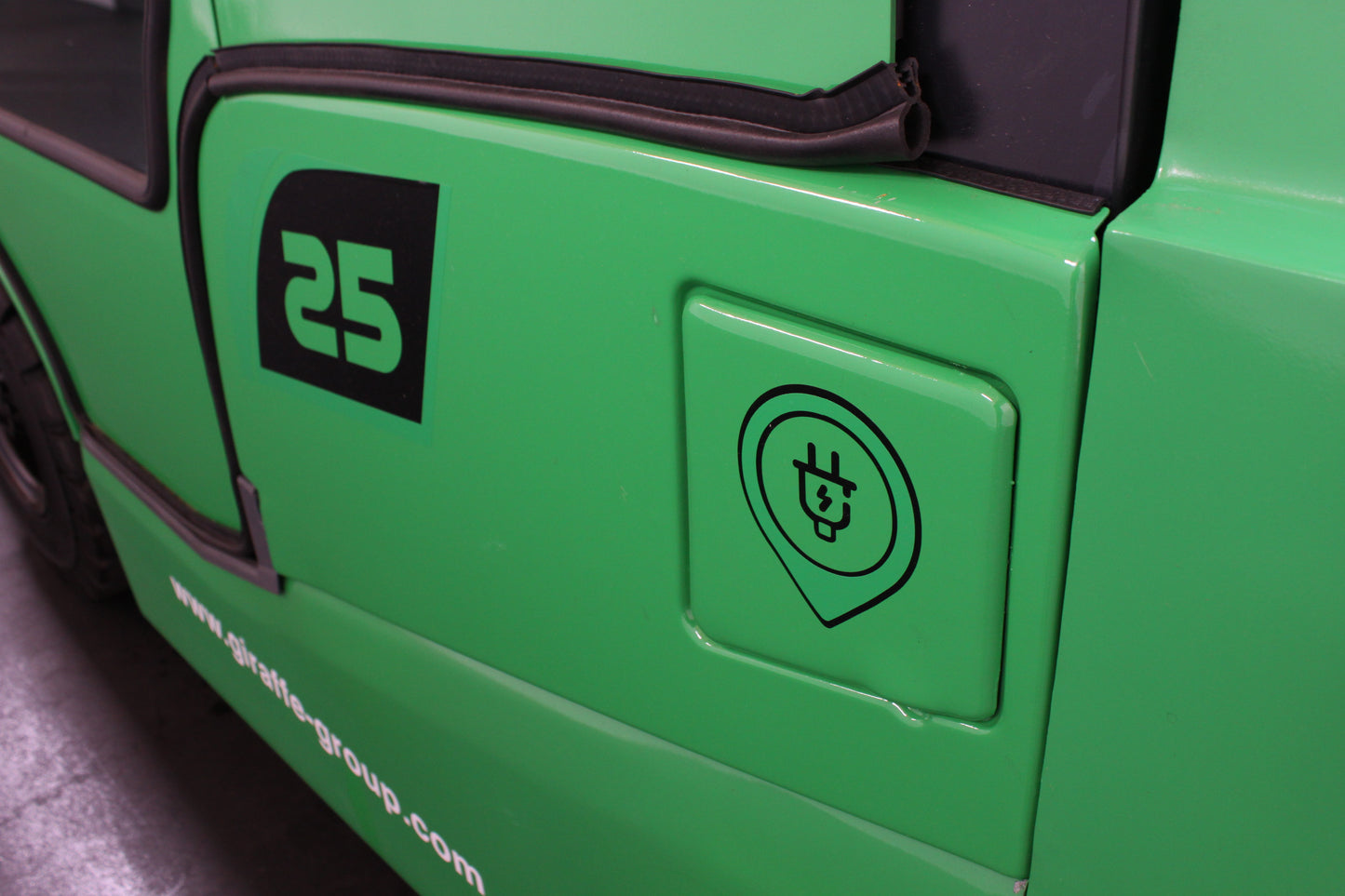 giraffe GBL25 Premium Full Cab 2.5T Lithium Electric 4-Wheel Forklift | 115V/173Ah Lithium Battery, Zero Emissions