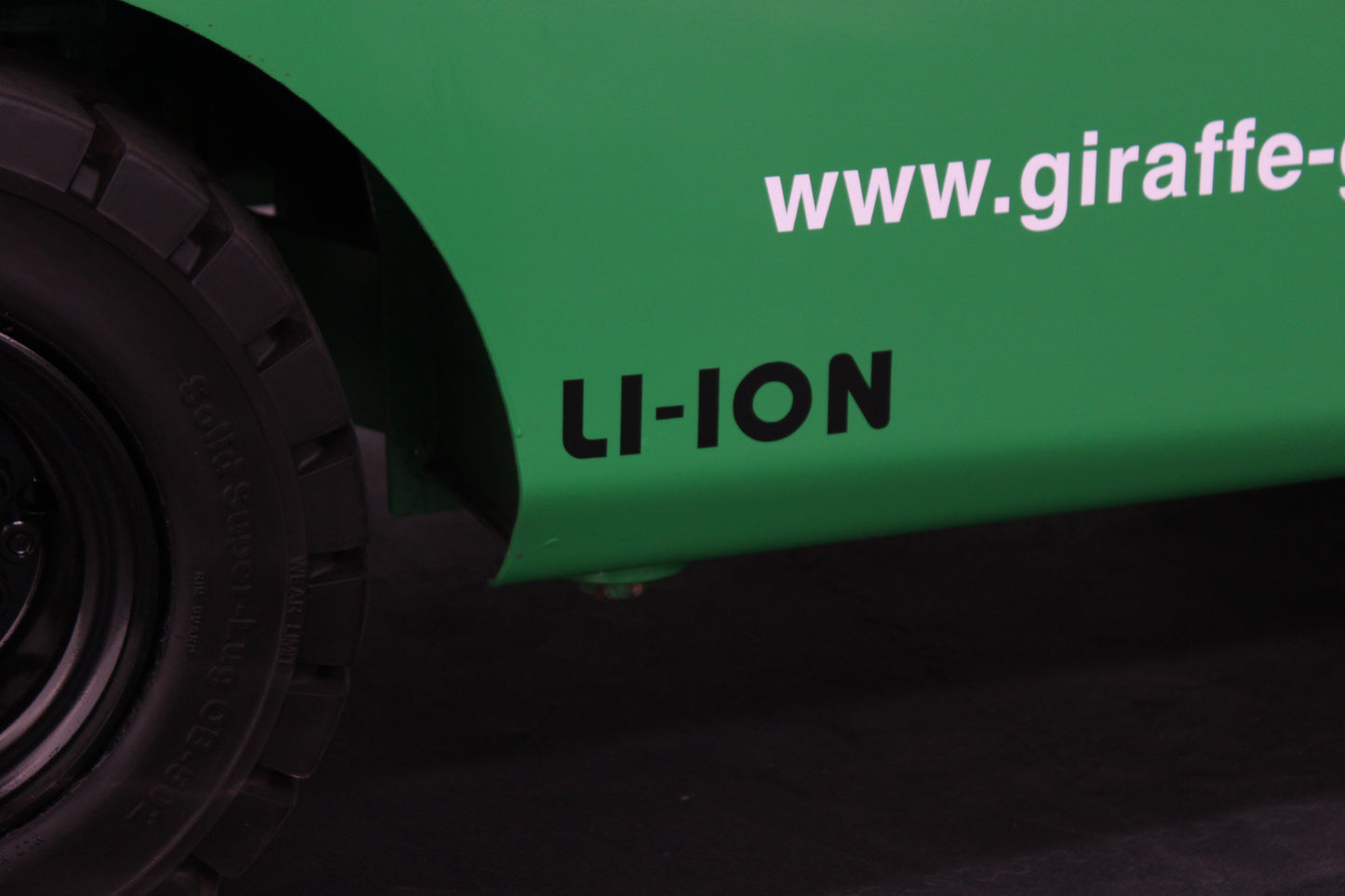 giraffe GBL25 Premium Full Cab 2.5T Lithium Electric 4-Wheel Forklift | 115V/173Ah Lithium Battery, Zero Emissions