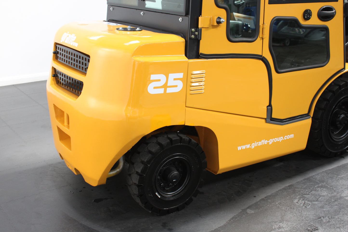 giraffe FD25| Full Cab Diesel Counterbalance | 4-Wheel Forklift