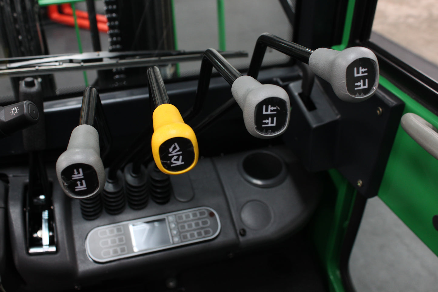 giraffe GBL30 Premium Full Cab 3.0T | 115V/230AH lithium battery |4-Wheel Forklift | Fast Charging, Zero Emissions