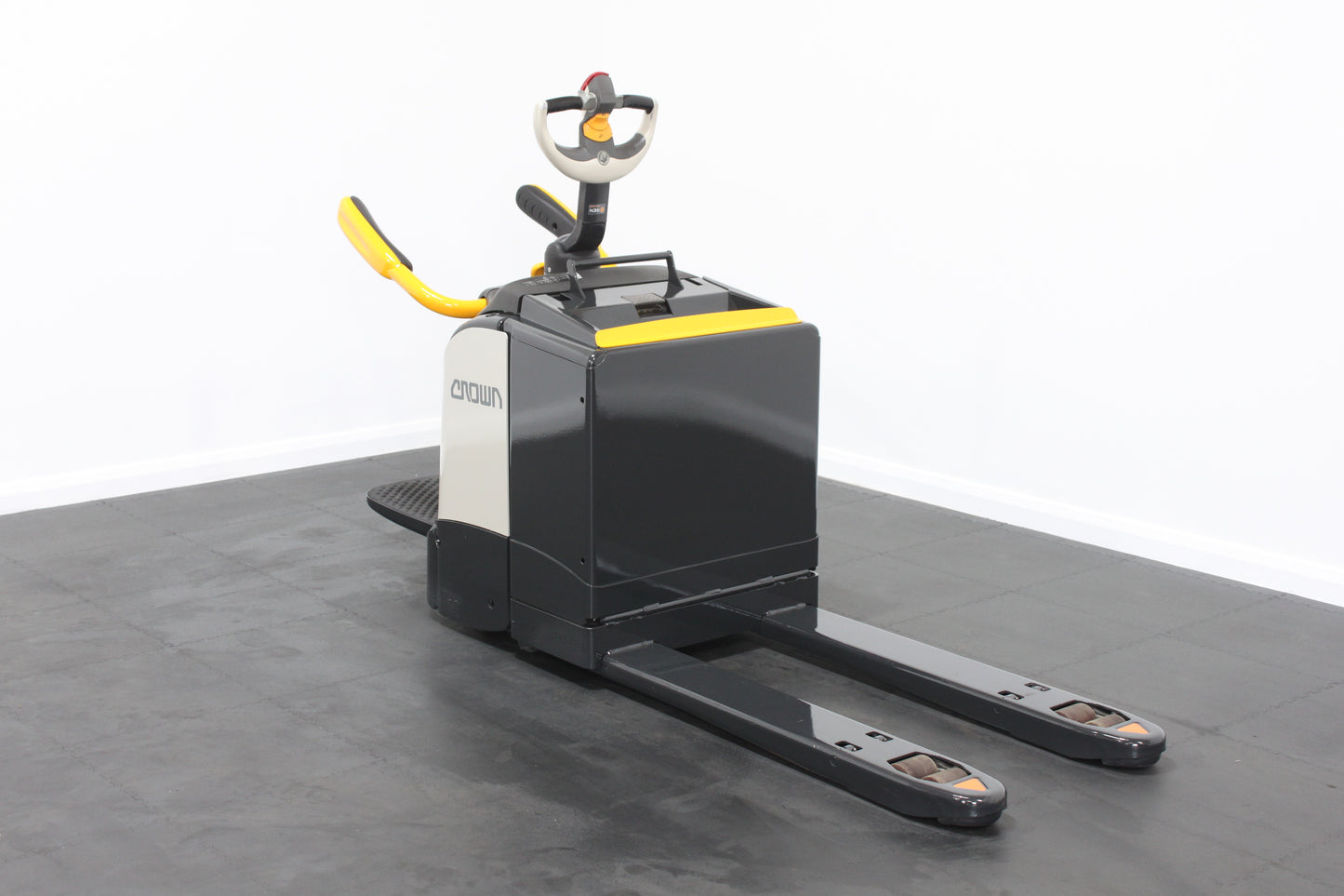 Crown WT3040 – Chariot Stand On Pallet Truck