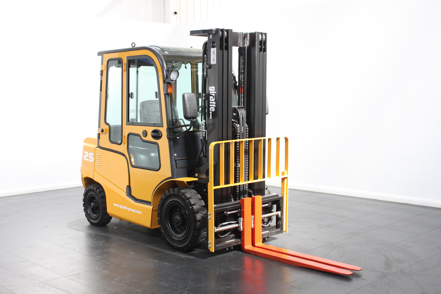 giraffe FD25| Full Cab Diesel Counterbalance | 4-Wheel Forklift
