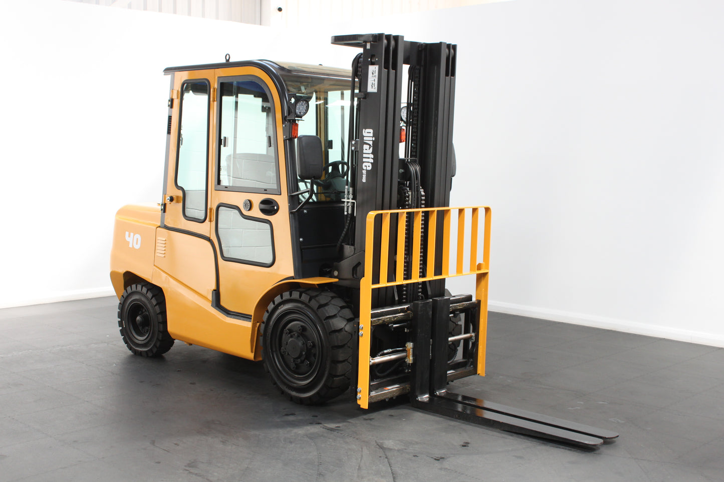 giraffe FD40 | Full Cab Diesel Counterbalance | 4-Wheel Forklift