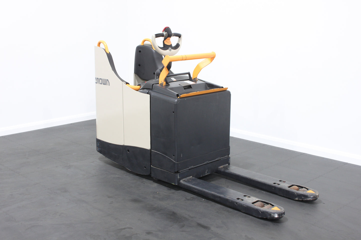 Crown WT3040 – Chariot Stand On Pallet Truck
