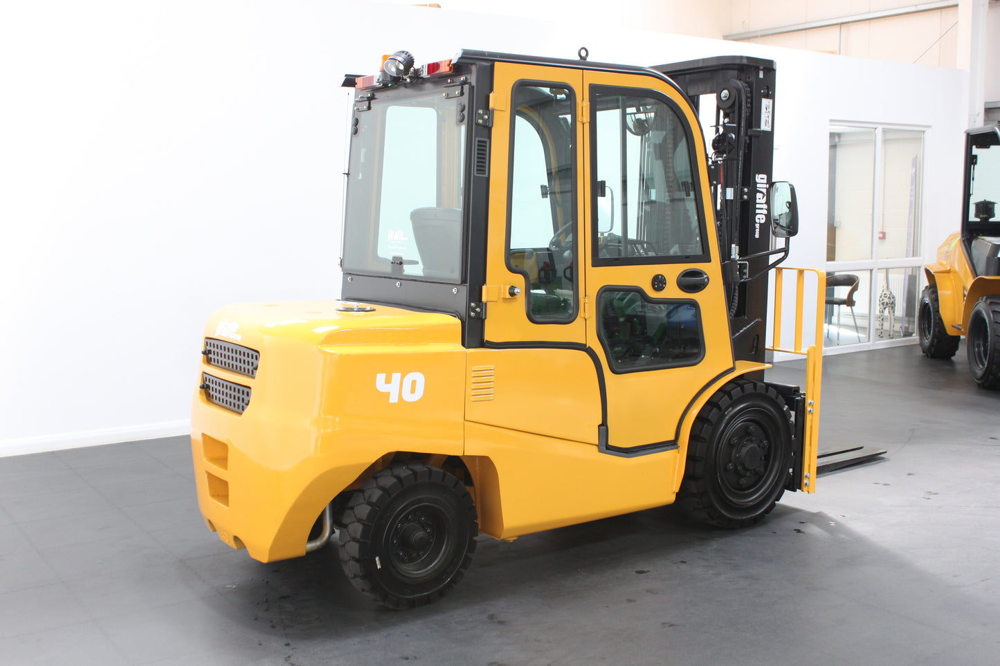giraffe FD40 | Full Cab Diesel Counterbalance | 4-Wheel Forklift