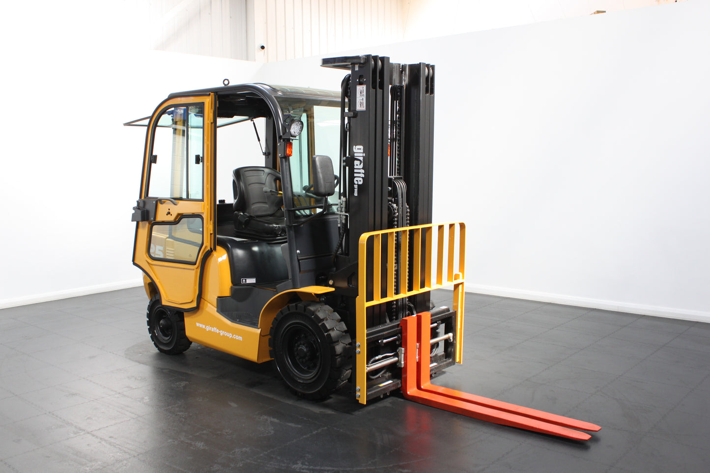 giraffe FD25| Full Cab Diesel Counterbalance | 4-Wheel Forklift