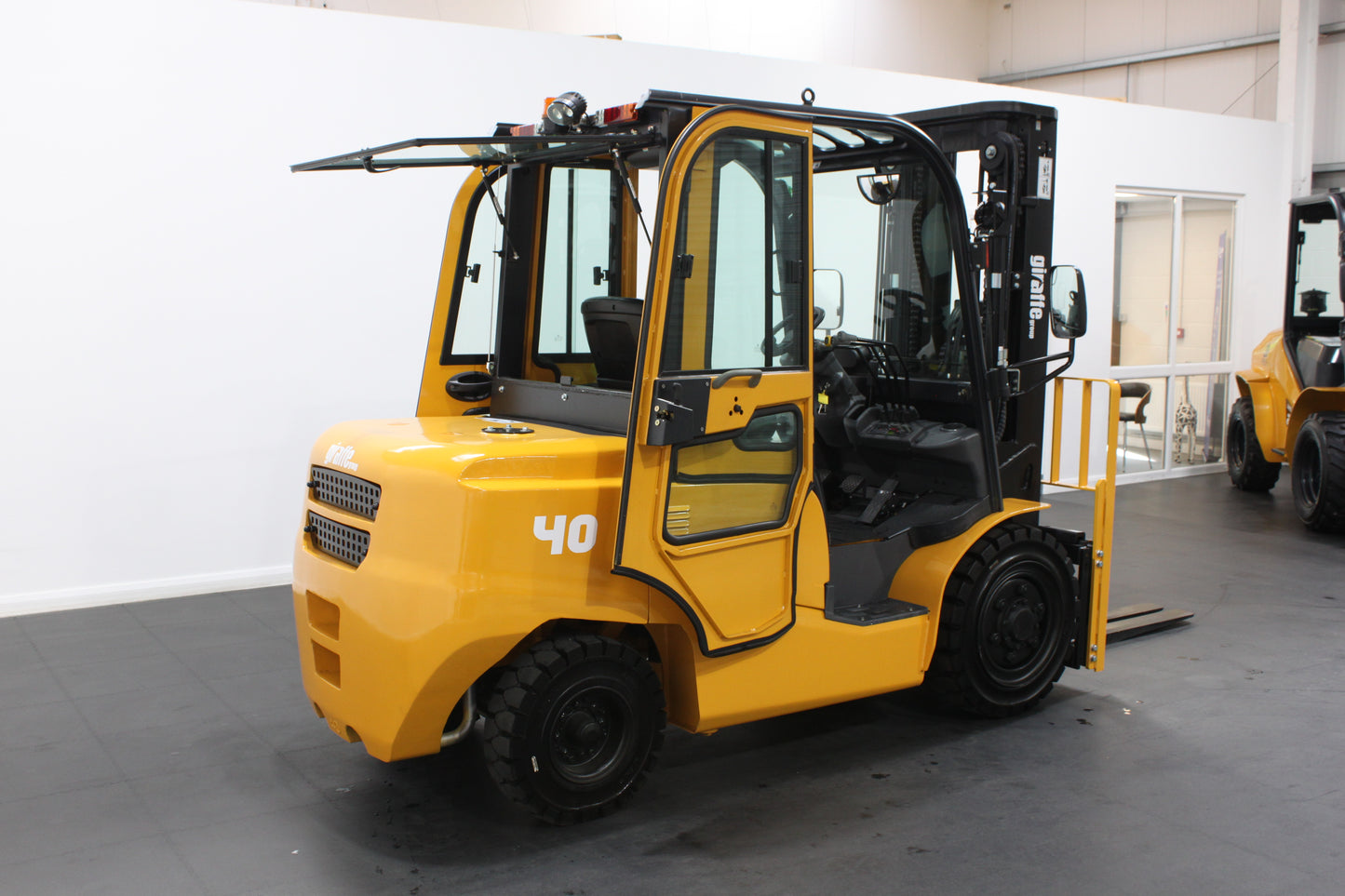 giraffe FD40 | Full Cab Diesel Counterbalance | 4-Wheel Forklift