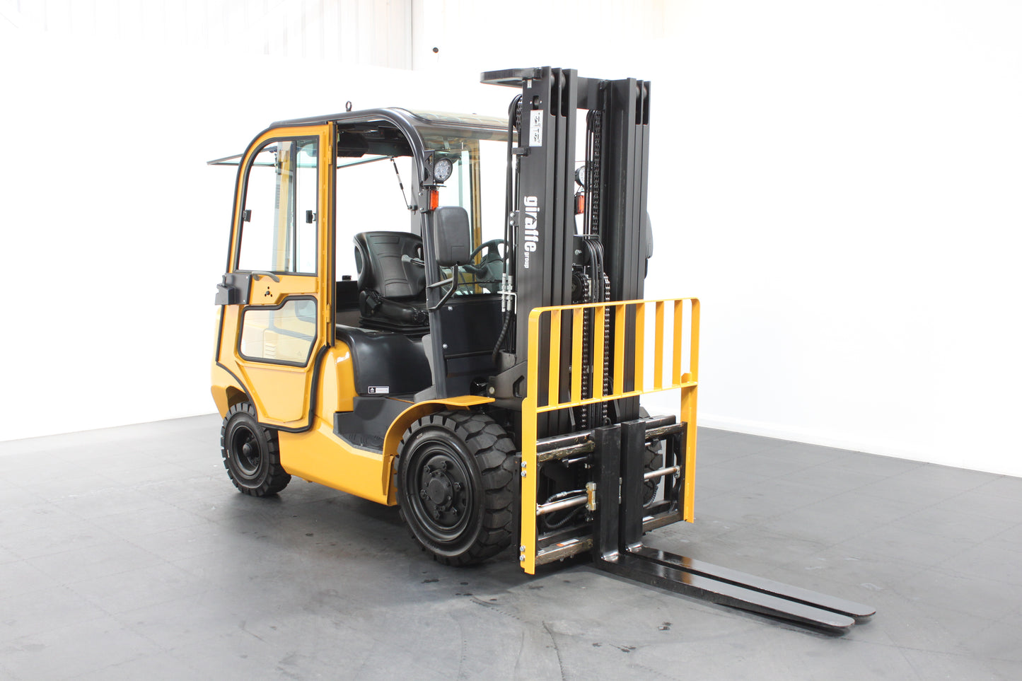 giraffe FD40 | Full Cab Diesel Counterbalance | 4-Wheel Forklift
