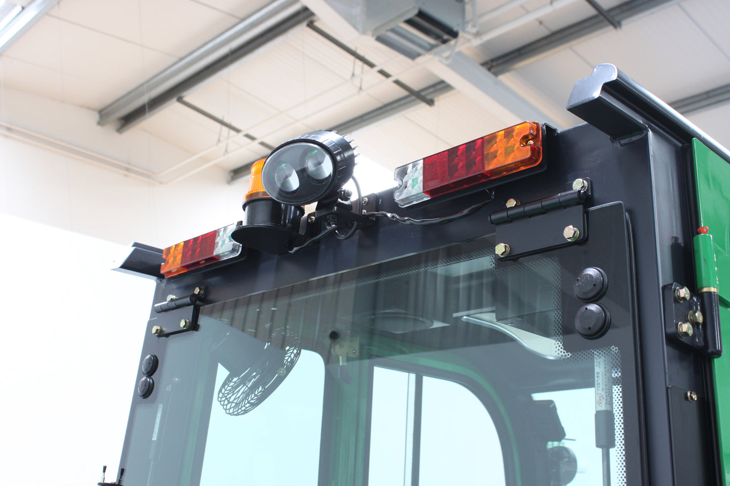 giraffe GBL30 Premium Full Cab 3.0T | 115V/230AH lithium battery |4-Wheel Forklift | Fast Charging, Zero Emissions