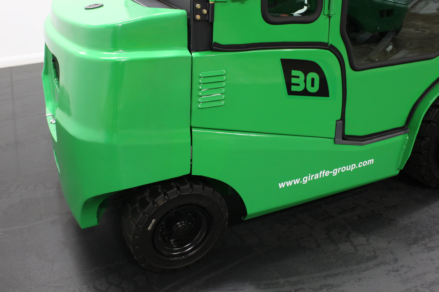 giraffe GBL30 Premium Full Cab 3.0T | 115V/230AH lithium battery |4-Wheel Forklift | Fast Charging, Zero Emissions