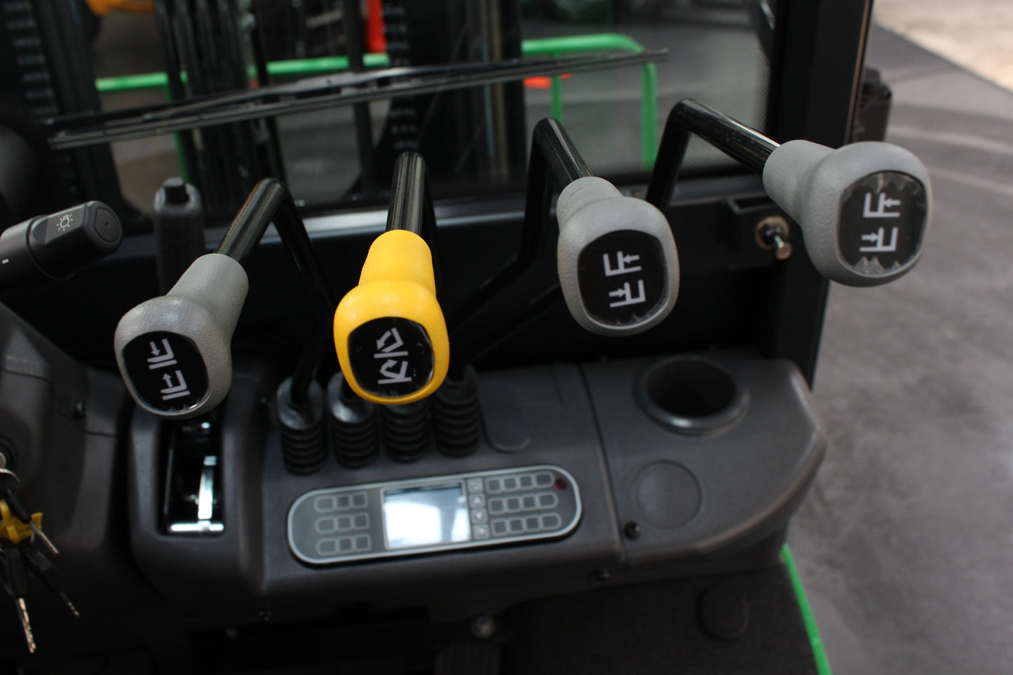 giraffe GBL25 Premium Full Cab 2.5T Lithium Electric 4-Wheel Forklift | 115V/173Ah Lithium Battery, Zero Emissions