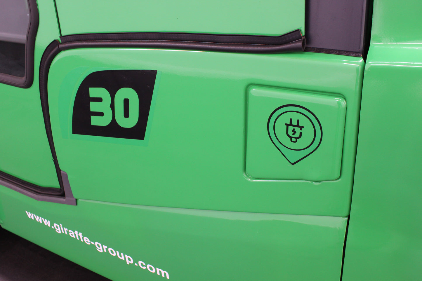 giraffe GBL30 Premium Full Cab 3.0T | 115V/230AH lithium battery |4-Wheel Forklift | Fast Charging, Zero Emissions