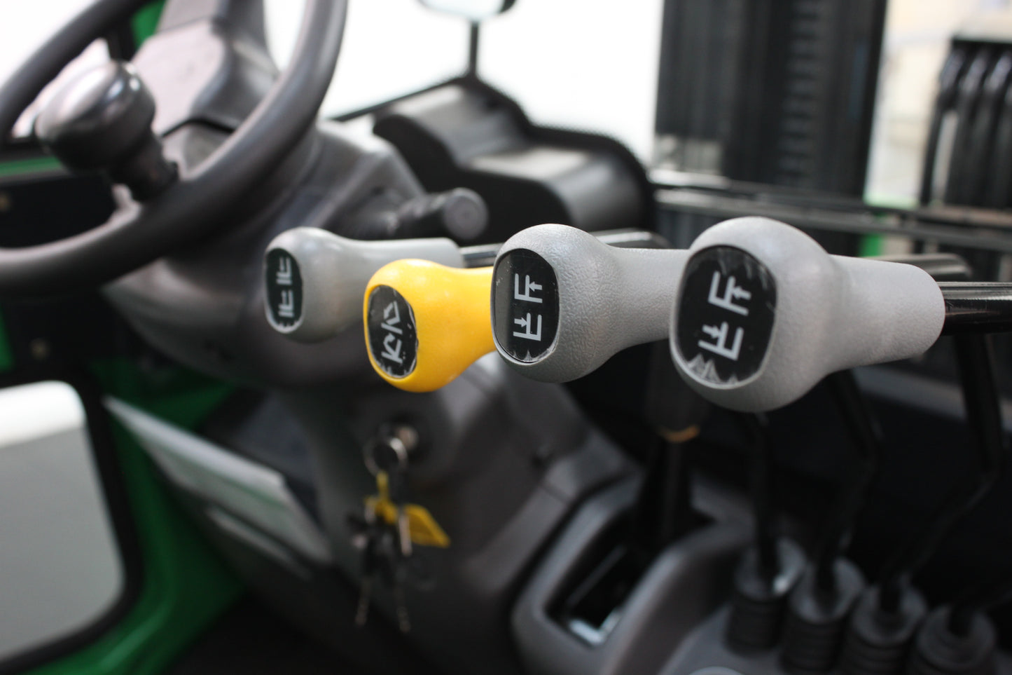 giraffe GBL25 Premium Full Cab 2.5T Lithium Electric 4-Wheel Forklift | 115V/173Ah Lithium Battery, Zero Emissions