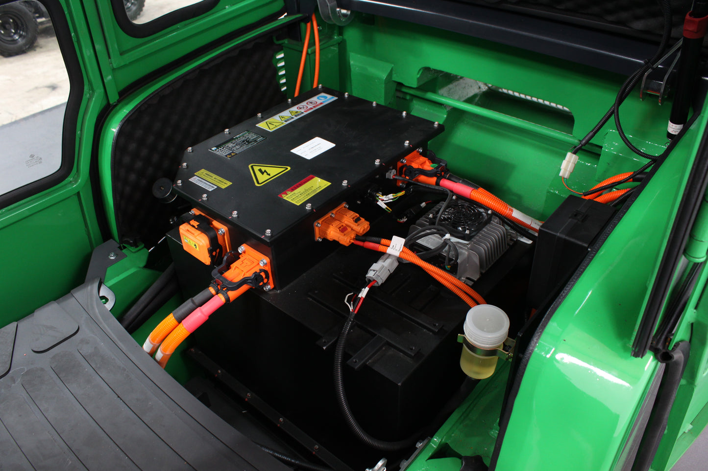 giraffe GBL30 Premium Full Cab 3.0T | 115V/230AH lithium battery |4-Wheel Forklift | Fast Charging, Zero Emissions