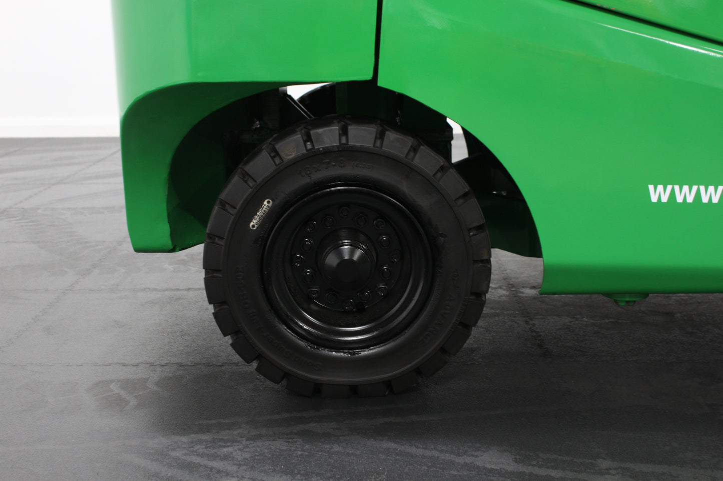 giraffe GBL30 Premium Full Cab 3.0T | 115V/230AH lithium battery |4-Wheel Forklift | Fast Charging, Zero Emissions