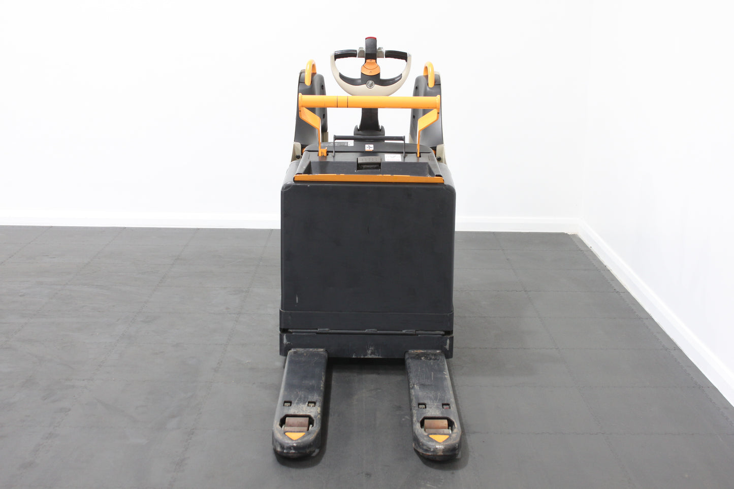 Crown WT3040 – Chariot Stand On Pallet Truck