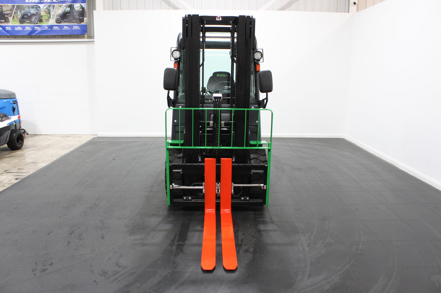 giraffe GBL30 Premium Full Cab 3.0T | 115V/230AH lithium battery |4-Wheel Forklift | Fast Charging, Zero Emissions