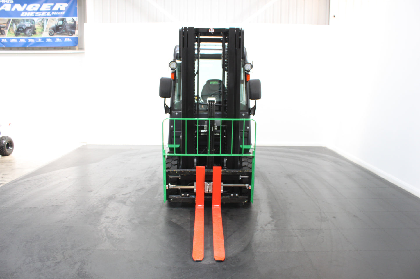 giraffe GBL25 Premium Full Cab 2.5T Lithium Electric 4-Wheel Forklift | 115V/173Ah Lithium Battery, Zero Emissions