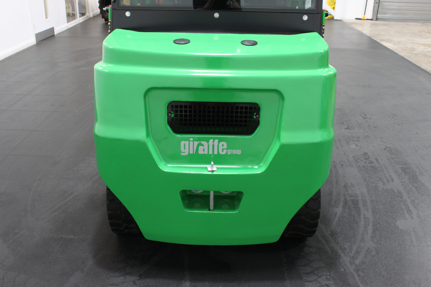 giraffe GBL30 Premium Full Cab 3.0T | 115V/230AH lithium battery |4-Wheel Forklift | Fast Charging, Zero Emissions