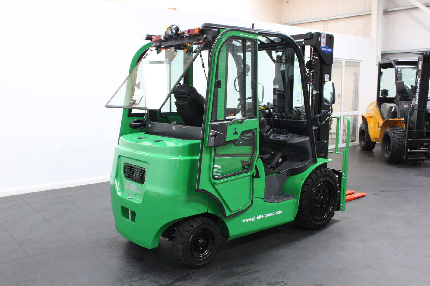 giraffe GBL30 Premium Full Cab 3.0T | 115V/230AH lithium battery |4-Wheel Forklift | Fast Charging, Zero Emissions