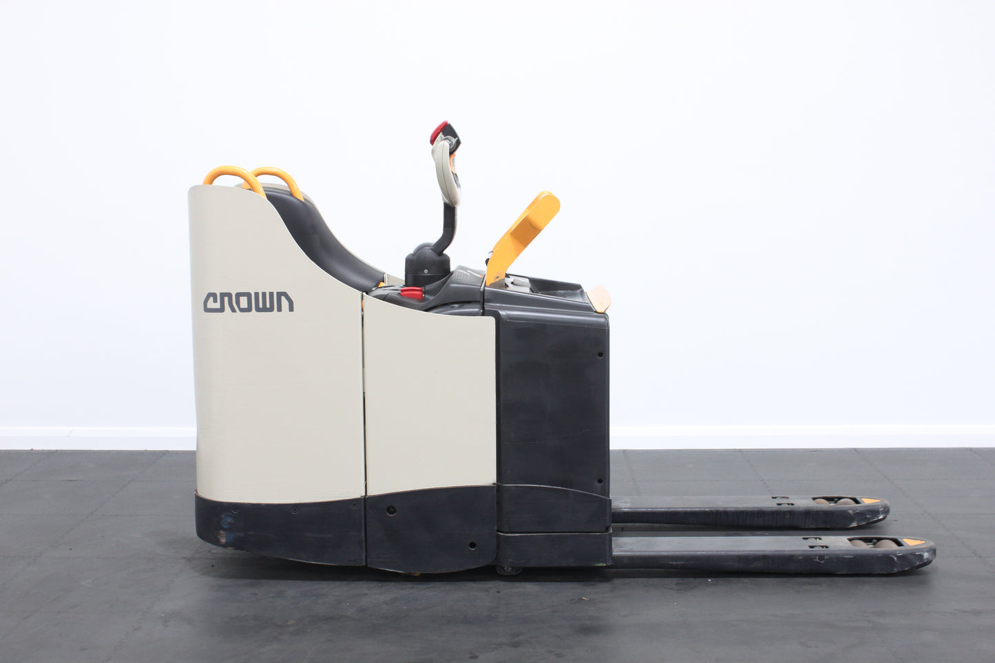 Crown WT3040 – Chariot Stand On Pallet Truck