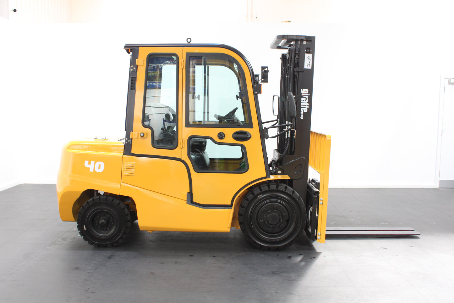 giraffe FD40 | Full Cab Diesel Counterbalance | 4-Wheel Forklift