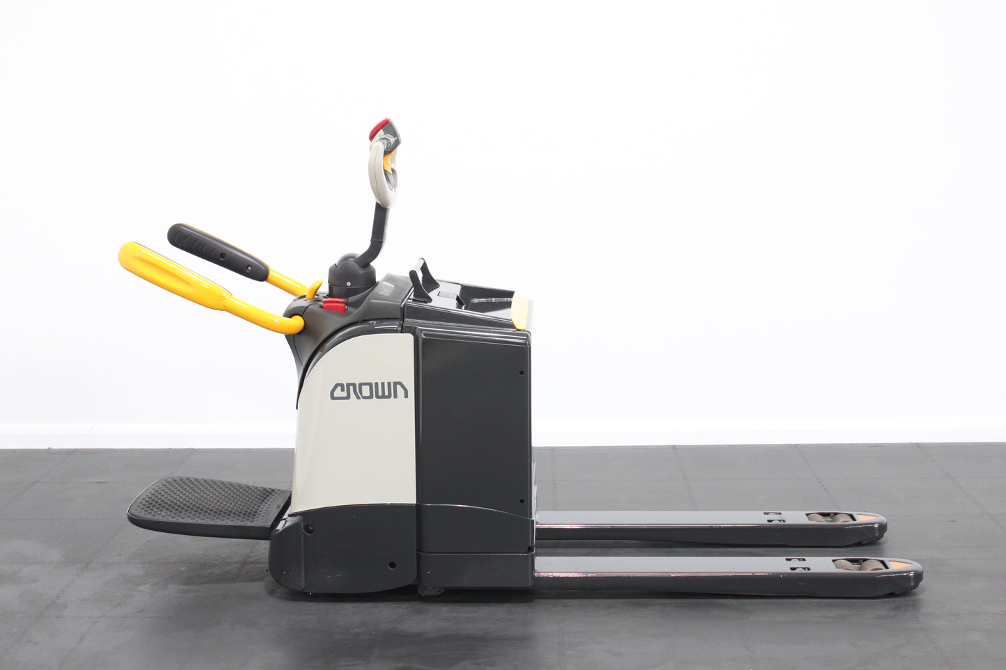 Crown WT3040 – Chariot Stand On Pallet Truck