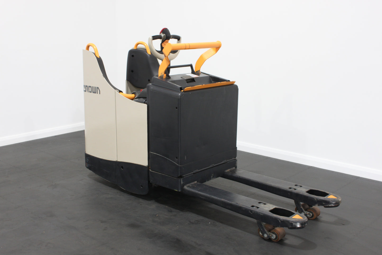 Crown WT3040 – Chariot Stand On Pallet Truck