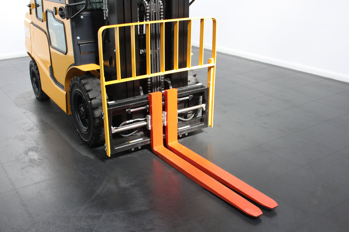 giraffe FD25| Full Cab Diesel Counterbalance | 4-Wheel Forklift