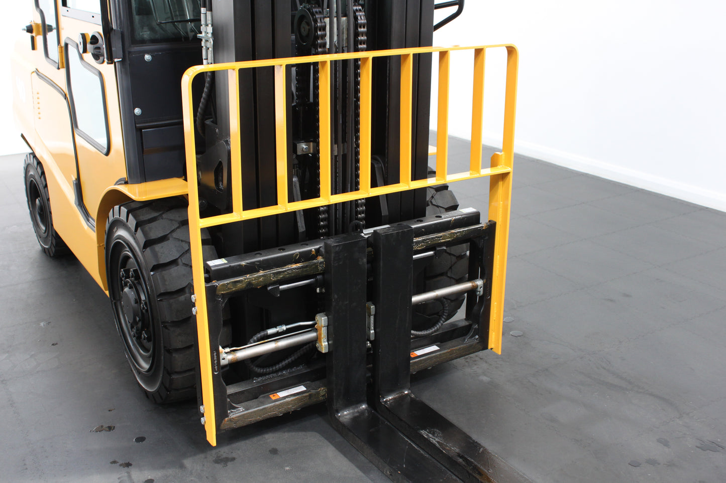 giraffe FD40 | Full Cab Diesel Counterbalance | 4-Wheel Forklift