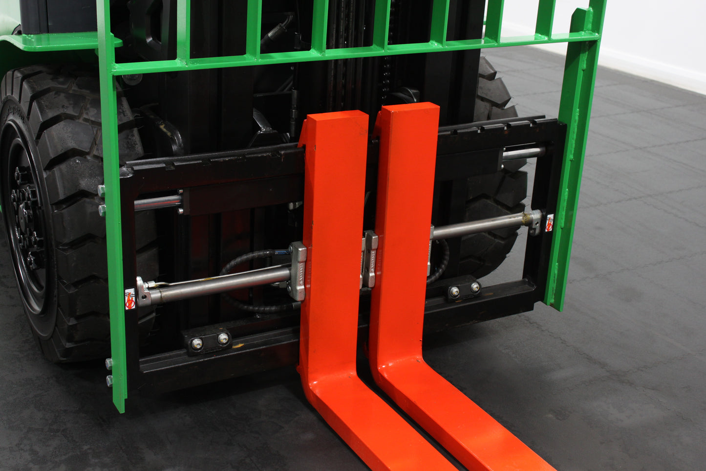 giraffe GBL30 Premium Full Cab 3.0T | 115V/230AH lithium battery |4-Wheel Forklift | Fast Charging, Zero Emissions