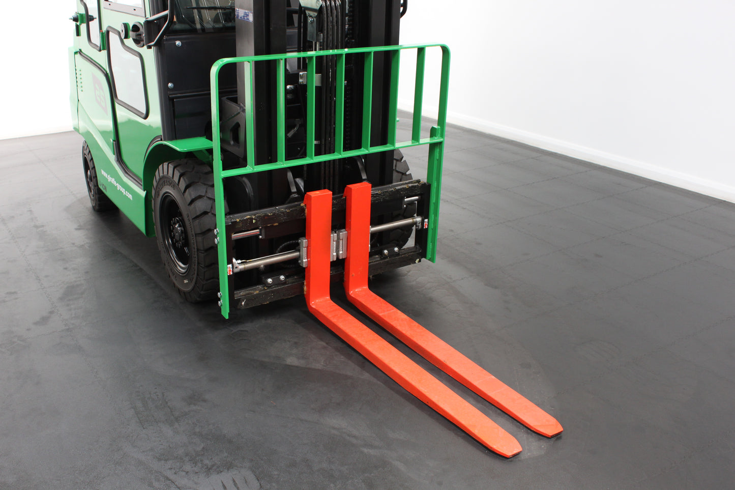 giraffe GBL25 Premium Full Cab 2.5T Lithium Electric 4-Wheel Forklift | 115V/173Ah Lithium Battery, Zero Emissions