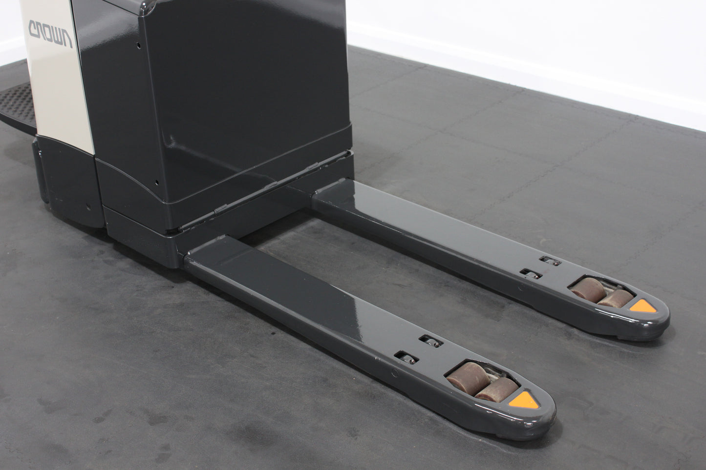 Crown WT3040 – Chariot Stand On Pallet Truck