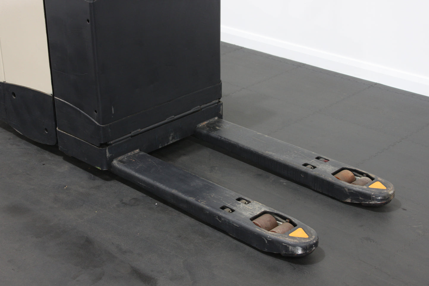 Crown WT3040 – Chariot Stand On Pallet Truck
