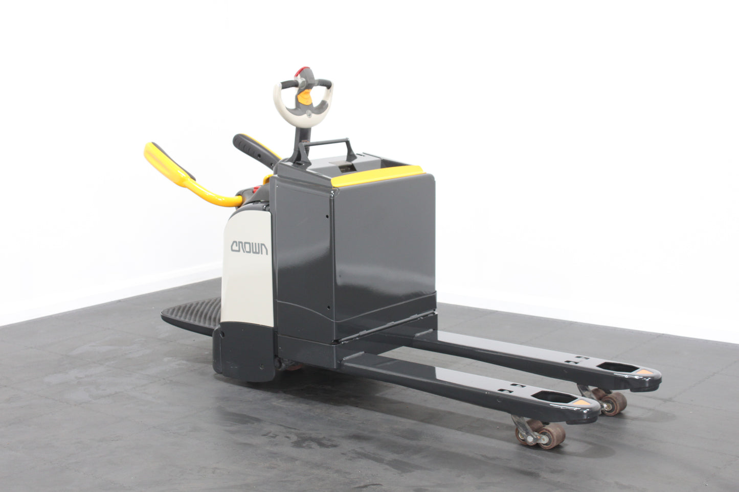 Crown WT3040 – Chariot Stand On Pallet Truck