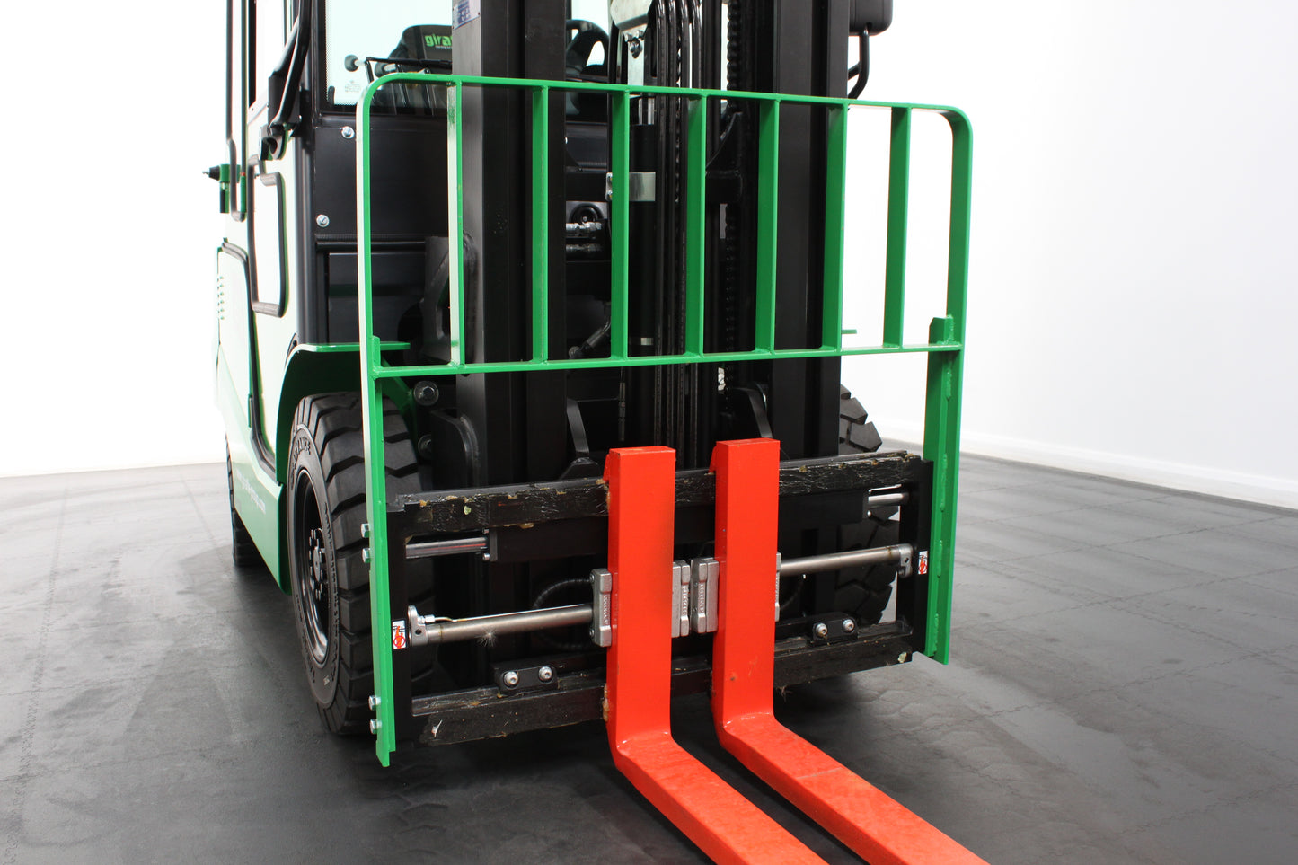 giraffe GBL25 Premium Full Cab 2.5T Lithium Electric 4-Wheel Forklift | 115V/173Ah Lithium Battery, Zero Emissions