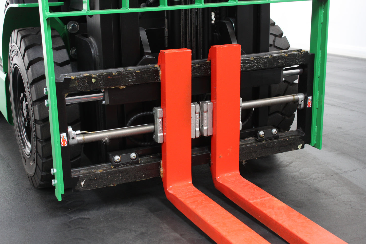 giraffe GBL25 Premium Full Cab 2.5T Lithium Electric 4-Wheel Forklift | 115V/173Ah Lithium Battery, Zero Emissions