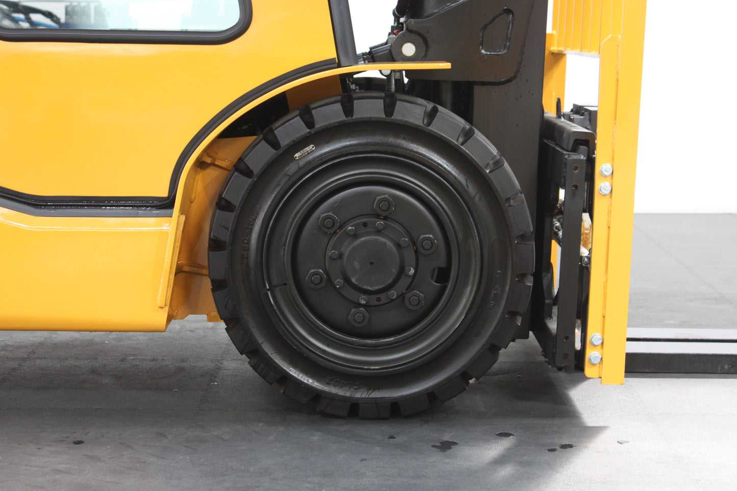 giraffe FD40 | Full Cab Diesel Counterbalance | 4-Wheel Forklift