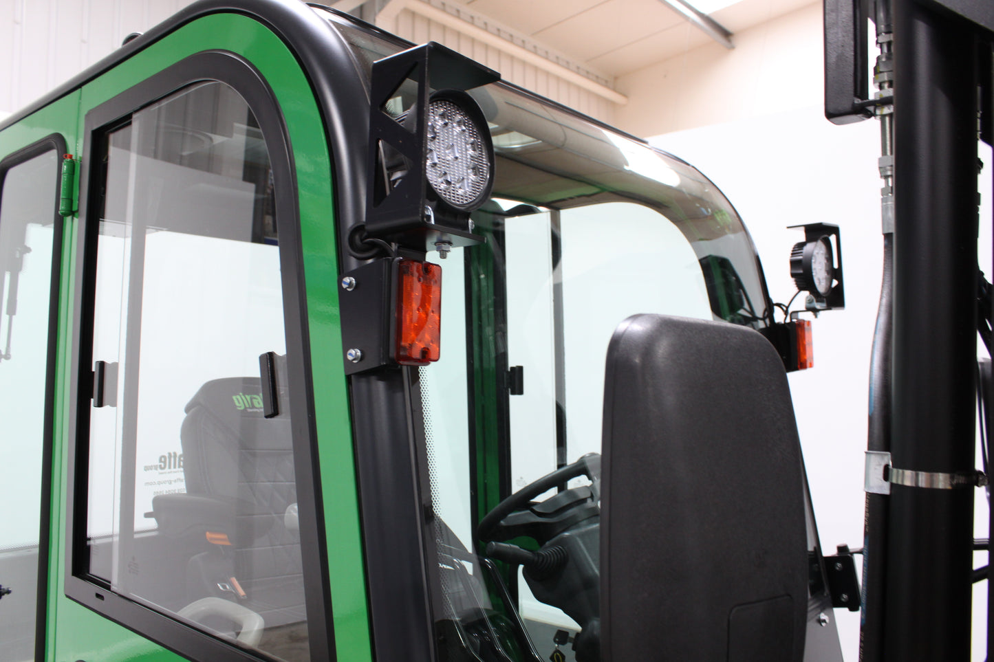 giraffe GBL30 Premium Full Cab 3.0T | 115V/230AH lithium battery |4-Wheel Forklift | Fast Charging, Zero Emissions