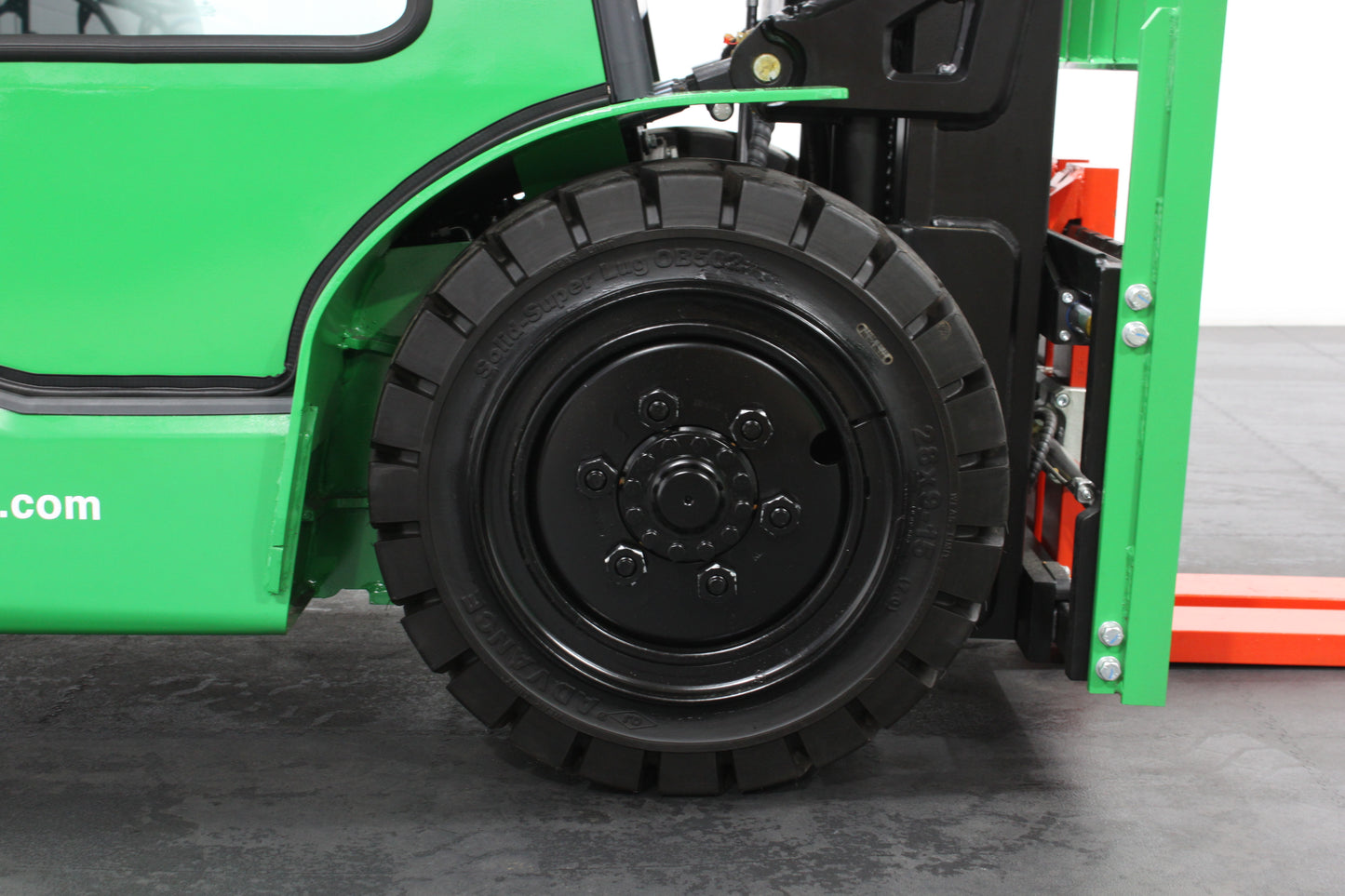 giraffe GBL30 Premium Full Cab 3.0T | 115V/230AH lithium battery |4-Wheel Forklift | Fast Charging, Zero Emissions