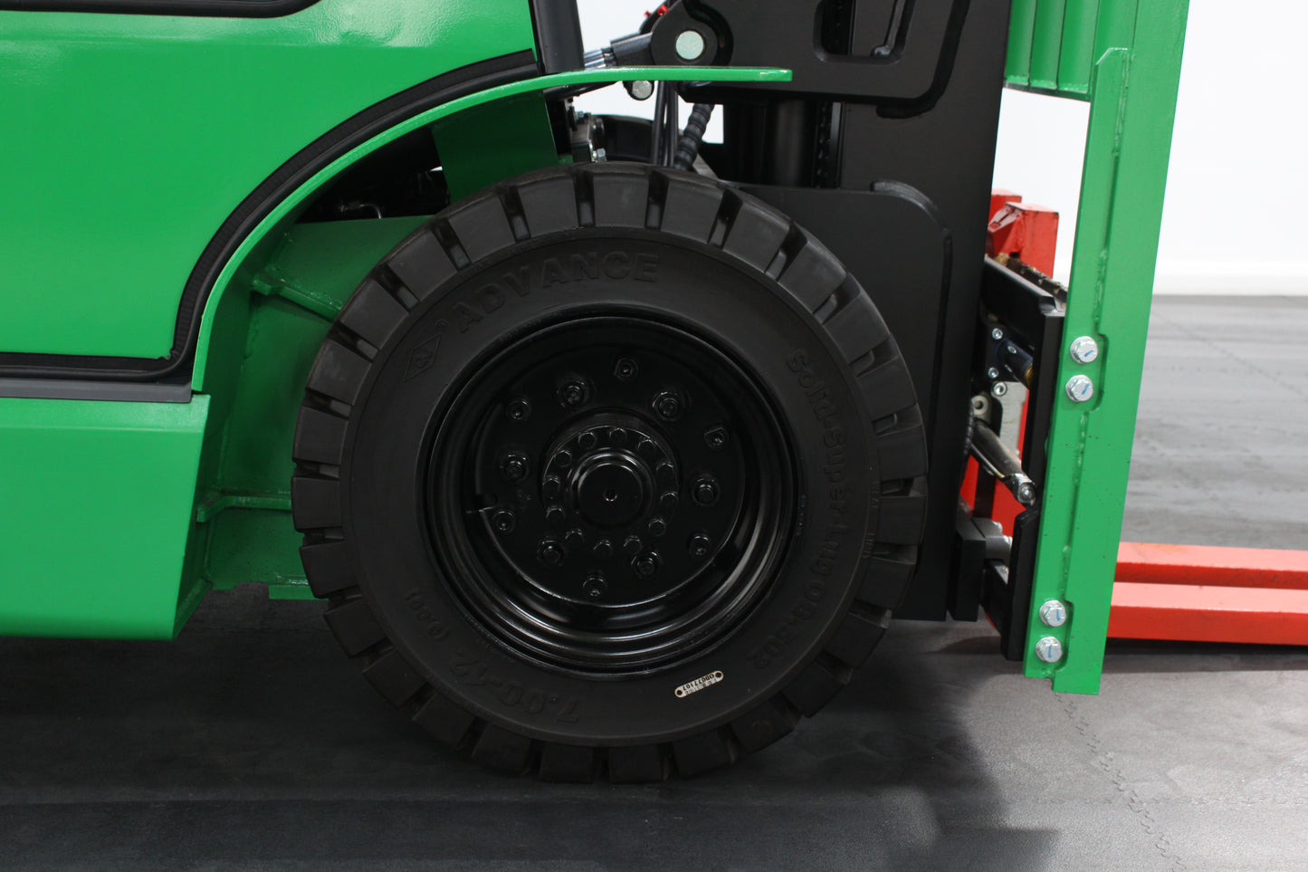 giraffe GBL25 Premium Full Cab 2.5T Lithium Electric 4-Wheel Forklift | 115V/173Ah Lithium Battery, Zero Emissions