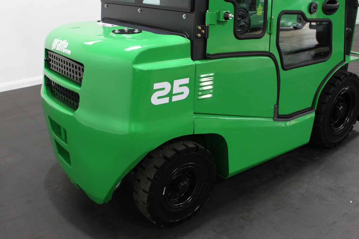 giraffe FD25 Premium | Full Cab Diesel Counterbalance | 4-Wheel Forklift