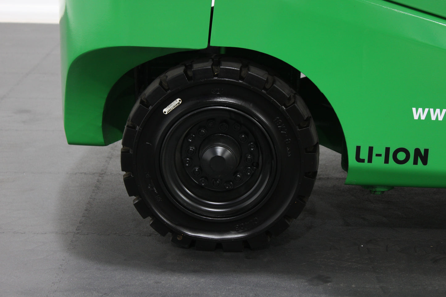 giraffe GBL25- Full Cab Lithium Electric Counterbalance Giraffe Green 115v/174Ah Lithium Powered Unit