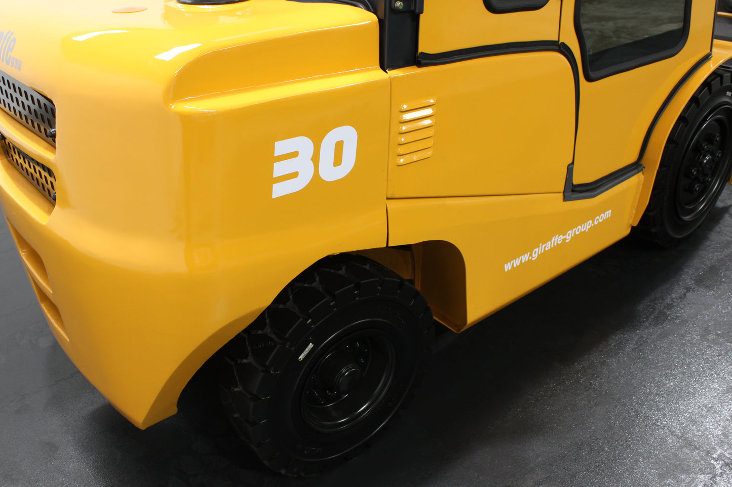 giraffe FD30 Premium | Full Cab Diesel Counterbalance | 4-Wheel Forklift